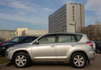 Подержанный автомобиль Toyota RAV4 2009 года (6 фото)