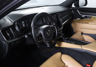 Подержанный автомобиль Volvo V90 Cross Country 2019 года (15 фото)