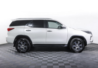 Подержанный автомобиль Toyota Fortuner 2022 года (4 фото)