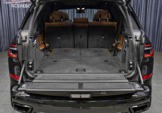 Подержанный автомобиль BMW X7 2023 года (10 фото)