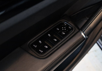 Подержанный автомобиль Porsche Cayenne 2019 года (19 фото)