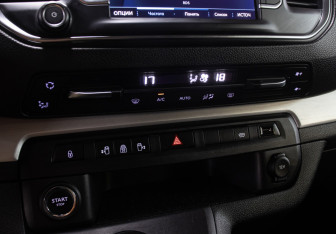 Подержанный автомобиль Peugeot Traveller 2020 года (19 фото)