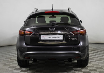 Подержанный автомобиль Infiniti QX70 2015 года (6 фото)