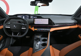 Подержанный автомобиль Changan UNI-V 2023 года (8 фото)