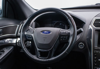 Подержанный автомобиль Ford Explorer 2018 года (16 фото)