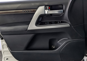 Подержанный автомобиль Toyota Land Cruiser Suv 2016 года (19 фото)