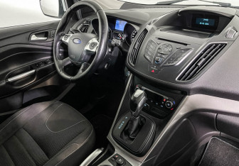 Подержанный автомобиль Ford Kuga 2013 года (9 фото)