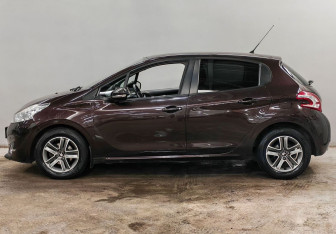 Подержанный автомобиль Peugeot 208 2013 года (8 фото)