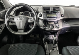 Подержанный автомобиль Toyota RAV4 2011 года (12 фото)