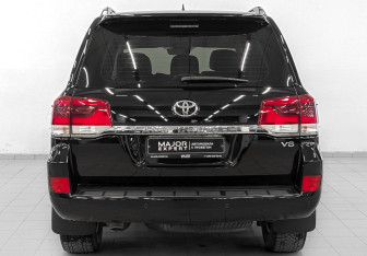 Подержанный автомобиль Toyota Land Cruiser Suv 2016 года (6 фото)