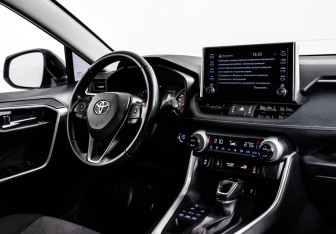 Подержанный автомобиль Toyota RAV4 2021 года (9 фото)