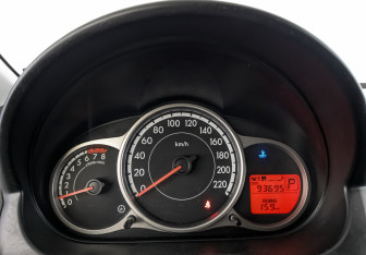 Подержанный автомобиль Mazda 2 Hatchback 2012 года (16 фото)