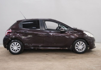 Подержанный автомобиль Peugeot 208 2013 года (4 фото)