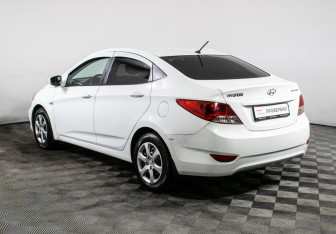 Подержанный автомобиль Hyundai Solaris Sedan 2013 года (7 фото)