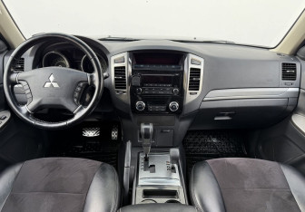 Подержанный автомобиль Mitsubishi Pajero 2014 года (12 фото)