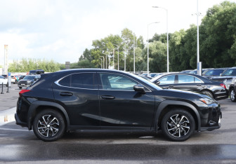 Подержанный автомобиль Lexus UX 2019 года (4 фото)