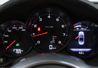 Подержанный автомобиль Porsche Boxster 2018 года (13 фото)