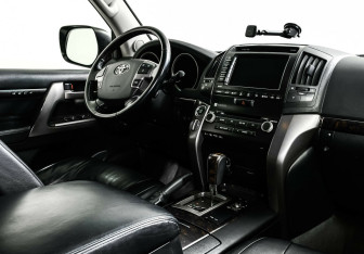 Подержанный автомобиль Toyota Land Cruiser Suv 2011 года (6 фото)