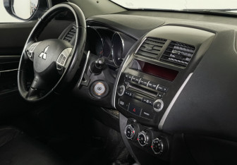 Подержанный автомобиль Mitsubishi ASX 2012 года (9 фото)