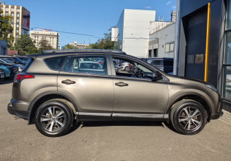 Подержанный автомобиль Toyota RAV4 2017 года (4 фото)