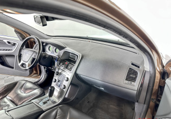 Подержанный автомобиль Volvo XC60 2011 года (13 фото)