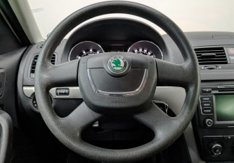 Подержанный автомобиль Skoda Yeti 2012 года (22 фото)