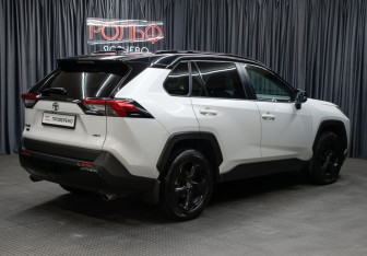 Подержанный автомобиль Toyota RAV4 2021 года (5 фото)