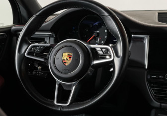 Подержанный автомобиль Porsche Macan 2020 года (14 фото)