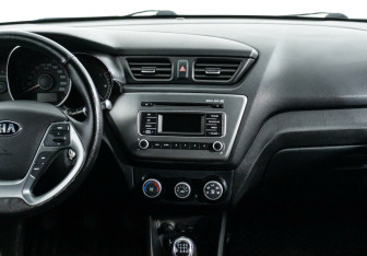 Подержанный автомобиль Kia Rio Sedan 2016 года (8 фото)