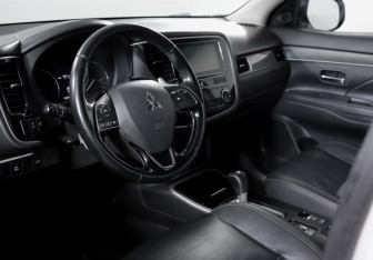 Подержанный автомобиль Mitsubishi Outlander 2019 года (14 фото)