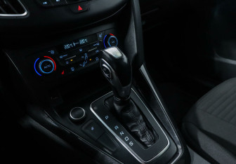 Подержанный автомобиль Ford Focus Hatchback 2015 года (9 фото)