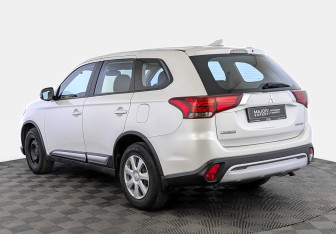 Подержанный автомобиль Mitsubishi Outlander 2019 года (7 фото)