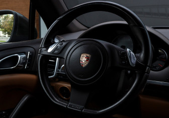 Подержанный автомобиль Porsche Cayenne 2012 года (13 фото)
