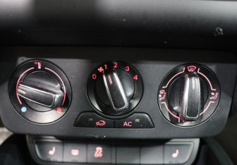 Подержанный автомобиль Audi A1 2011 года (16 фото)