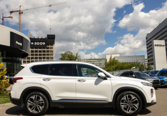 Подержанный автомобиль Hyundai Santa Fe 2020 года (3 фото)