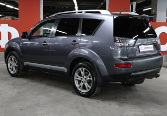 Подержанный автомобиль Mitsubishi Outlander 2008 года (7 фото)
