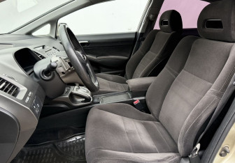 Подержанный автомобиль Honda Civic Sedan 2007 года (10 фото)