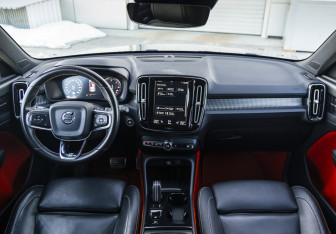 Подержанный автомобиль Volvo XC40 2019 года (16 фото)