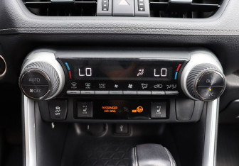 Подержанный автомобиль Toyota RAV4 2020 года (18 фото)