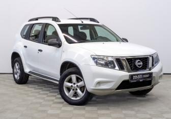 Подержанный автомобиль Nissan Terrano 2015 года (3 фото)