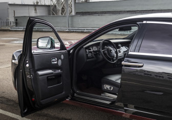 Подержанный автомобиль Rolls-Royce Ghost 2010 года (21 фото)