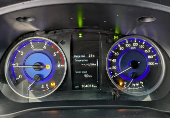 Подержанный автомобиль Toyota Hilux 2019 года (14 фото)