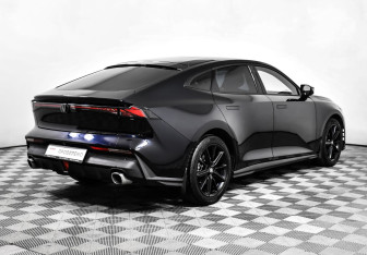 Подержанный автомобиль Changan UNI-V 2022 года (5 фото)