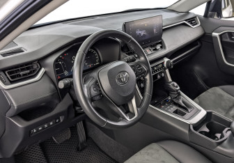 Подержанный автомобиль Toyota RAV4 2024 года (15 фото)