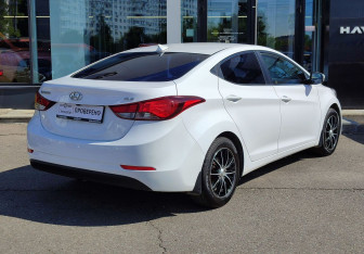 Подержанный автомобиль Hyundai Elantra Sedan 2015 года (5 фото)