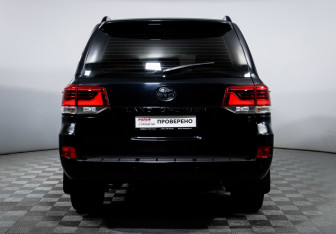 Подержанный автомобиль Toyota Land Cruiser Suv 2016 года (6 фото)