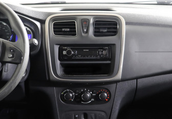 Подержанный автомобиль Renault Sandero 2017 года (8 фото)