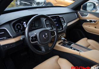 Подержанный автомобиль Volvo XC90 2018 года (11 фото)
