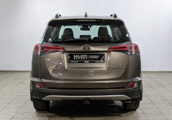 Подержанный автомобиль Toyota RAV4 2016 года (6 фото)
