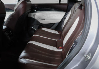 Подержанный автомобиль Geely Monjaro 2021 года (10 фото)